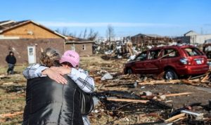 Kentucky Dihantam Tornado, 8 Orang Hilang dan Meninggal Dunia Irene Noltner menghibur Jody O'Neill di luar The Lighthouse, tempat perlindungan wanita dan anak-anak yang dihancurkan oleh tornado bersama dengan sebagian besar pusat kota Mayfield, Kentucky, AS, Sabtu (11/12/2021). ANTARA FOTO/Matt Stone/USA TODAY NETWORK via REUTERS/rwa/sa. (via REUTERS/MATT STONE/USA TODAY NETWORK)