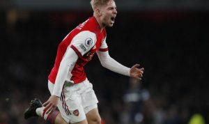 Gelandang serang Arsenal Emile Smith-Rowe merayakan golnya ke gawang West Ham United dalam laga lanjutan Liga Inggris di Stadion Emirates, London, Inggris, Rabu (15/12/2021) waktu setempat. (ANTARA/REUTERS/ACTION IMAGES/Andrew Couldridg