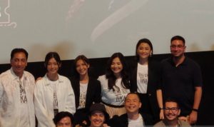 Teka-Teki Tika, Eksperimen Genre Film Baru Ernest Prakasa Para pemain dan kru "Teka-Teki Tika" usai jumpa pers di Epicentrum Walk Jakarta, Kamis (16/12/2021). (ANTARA/Arnidhya Nur Zhafira