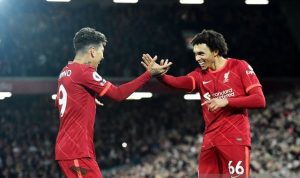 Bek sayap Liverpool Trent Alexander-Arnold (kanan) melakukan selebrasi bersama Roberto Firmino seusai mencetak gol ke gawang Newcastle United dalam laga lanjutan Liga Inggris di Stadion Anfield, Liverpool, Inggris, Kamis (16/12/2021) waktu setempat. (ANTARA/REUTERS/Peter Powell)