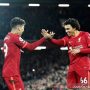 Bek sayap Liverpool Trent Alexander-Arnold (kanan) melakukan selebrasi bersama Roberto Firmino seusai mencetak gol ke gawang Newcastle United dalam laga lanjutan Liga Inggris di Stadion Anfield, Liverpool, Inggris, Kamis (16/12/2021) waktu setempat. (ANTARA/REUTERS/Peter Powell)