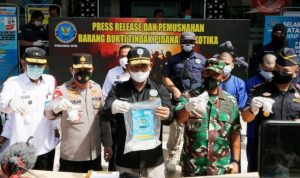 Pakai Modus Simpan di Sepatu, Penyelundupan Sabu 2,3 Ons Digagalkan Kepala BNNP NTB Brigjen Pol Gagas Nugraha menunjukkan barang bukti dan tersangka kasus penyelundupan sabu dari Sumatera Utara dalam konferensi pers di halaman Kantor BNNP NTB, Rabu (22/12/2021). (ANTARA/HO-Humas BNNP NTB)