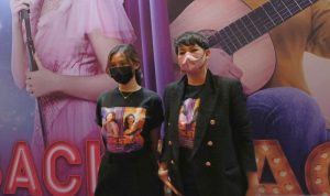 Vanesha Prescilla (kiri) dan Sissy Prescillia (kanan) usai konferensi pers film "Backstage", Rabu, (22/12/2021) (ANTARA/Suci Nurhaliza)