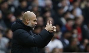 Manajer Manchester City (Man City) Pep Guardiola mengacungkan dua jempolnya kepada para pemain saat menghadapi Manchester United dalam laga lanjutan Liga Inggris di Stadion Old Trafford, Manchester, Inggris, Sabtu (6/11/2021). (ANTARA/REUTERS/Craig Brough)
