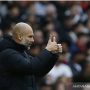 Manajer Manchester City (Man City) Pep Guardiola mengacungkan dua jempolnya kepada para pemain saat menghadapi Manchester United dalam laga lanjutan Liga Inggris di Stadion Old Trafford, Manchester, Inggris, Sabtu (6/11/2021). (ANTARA/REUTERS/Craig Brough)