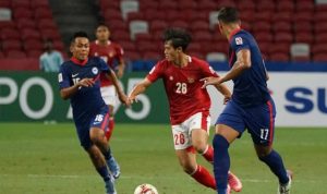 Pesepak bola Timnas Indonesia Alfreanda Dewangga (tengah) berusaha masuk ke pertahanan lawan dengan dibayangi pesepak bola Timnas Singapura Hami Syahin (kiri) dalam pertandingan Semi Final Leg 2 Piala AFF 2020 di National Stadium, Singapura, Sabtu (25/12/2021). Indonesia melaju ke babak final usai melibas Singapura 4-2 (5-3). ANTARA FOTO/Humas PSSI/Handout/app/wsj.