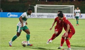 Pemain timnas Indonesia Yabes Roni (kiri) mengiring bola untuk melewati pemain Vietnam saat fase grup piala AFF. ANTARA/HO-PSSI
