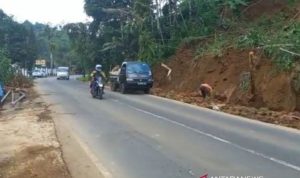 Pasca Longsor di Cilawu, Jalur Garut-Tasikmalaya Sudah Kembali Normal Tangkapan Layar - Sejumlah kendaraan melintas di jalan yang sebelumnya tertutup tanah longsor di Kecamatan Cilawu, Kabupaten Garut, Jawa Barat, Minggu (26/12/2021). ANTARA/HO-Satlantas Polres Garut