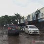 Kendaraan melewati jalan rusak yang tergenang air di Kabupaten Garut, Jawa Barat beberapa waktu lalu. ANTARA/Feri Purnama