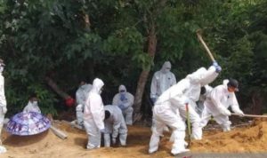 Capai 1.462, Jumlah Pasien Meninggal Akibat Covid-19 di Bangka Satgas Penanganan COVID-19 Provinsi Kepulauan Bangka Belitung sedang memakamkan pasien COVID-19 meninggal. (FOTO ANTARA/Aprionis)