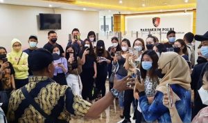 Penipuan Investasi Alat Kesehatan, 4 Orang Ditetapkan Jadi Tersangka Sejumlah korban penipuan investasi suntik modal alat kesehatan dengan kerugian sekitar Rp1,2 triliun, mendatangi Bareskrim Polri, Jakarta, Selasa (14/12/2021). (ANTARA/Laily Rahmawaty/aa.)