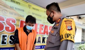 Kapolres Tarakan AKBP Fillol Praja Arthadira didampingi Kasat Reskrim Polres Tarakan Iptu Muhammad Aldi di Tarakan, Senin (27/12) bersama seorang tersangka pelecehan seksual terhadap 12 anak laki - laki di bawah umur di Tarakan. ANTARA/Susylo Asmalyah.