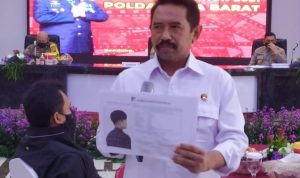 Direktur Reserse Kriminal Umum Polda Jawa Barat, Komisaris Besar Polisi Yani Sudarto, menunjukkan sketsa pelaku pembunuh ibu dan anak di Subang, Jawa Barat. ANTARA/Bagus Ahmad Rizaldi.
