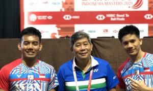 Pelatih bulu tangkis ganda putra Indonesia, Herry Iman Pierngadi diapit pasangan Pramudya Kusumawardana/Yeremia Erich Yoche Yacob Rambitan di sela-sela konferensi pers Indonesia Masters 2021 di Bali. (ANTARA/Roy Rosa Bachtiar)