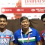 Pelatih bulu tangkis ganda putra Indonesia, Herry Iman Pierngadi diapit pasangan Pramudya Kusumawardana/Yeremia Erich Yoche Yacob Rambitan di sela-sela konferensi pers Indonesia Masters 2021 di Bali. (ANTARA/Roy Rosa Bachtiar)