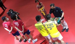 Kevin Sanjaya Sukamuljo/Marcus Fernaldi Gideon (kanan) saat menerima medali runner-up Indonesia Masters 2021 dari Ketua Umum PP PBSI Agung Firman Sampurna di Nusa Dua, Bali, Minggu (21/11/2021). ANTARA/Roy Rosa Bachtiar/aa.