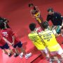 Kevin Sanjaya Sukamuljo/Marcus Fernaldi Gideon (kanan) saat menerima medali runner-up Indonesia Masters 2021 dari Ketua Umum PP PBSI Agung Firman Sampurna di Nusa Dua, Bali, Minggu (21/11/2021). ANTARA/Roy Rosa Bachtiar/aa.