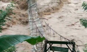Jembatan Gantung di desa Cikarang, Kampung Pamalayan Kecamatan Cisewu Kabupaten Garut