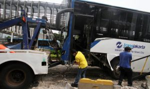 Kecelakaan Bus Transjakarta Kembali Terjadi, Kali ini Tabrak Pejalan Kaki Hingga Tewas Ilustrasi petugas saat mencoba mengevakuasi bus TransJakarta. (Dery Ridwansah/ JawaPos.com)