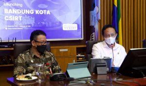 Kepala Diskominfo Kota Bandung, Yayan Ahmad Brilyana (kanan) ketika melaunching sistem (CSIRT)