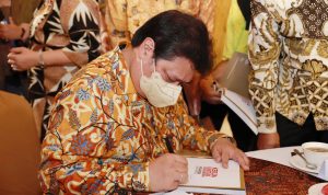Ketua DPP Partai Golkar Airlangga Hartarto ketika acara peluncuran buku