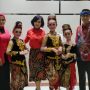 Ketua Penyelenggara Festival Tari Jaipong Kreasi Galuh Pakuan Cup Seri V Novi Mauliani (tengah) bersama jajaran panitia.