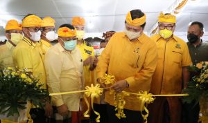 Ketua Umum DPP Partai Golkar Airlangga Hartarto melakukan pengguntingan pita ketika mengunjungi Bali