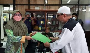 Ketua Umum Pagar Aqidah Jawa Barat KH Suryana Nurfatwa memberikan surat dukungan atas pembangunan masjid di lahan milik PT KAI