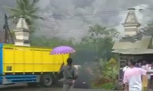Begini Cara Cegah Penyakit Akibat Asap dan Debu Vulkanik Masyarakat menyaksikan luncuran awan panas Gunung Semeru yang menegeluarkan abu vulkanik