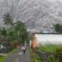 Masyarakat panik berhamburan ketika Gunung Semeru meletus mengeluarkan abu vulkanik