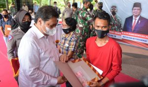 Menko Airlangga Hartarto memberikan bantuan program pemerintah secara langsung untuk pedagang warung dan PKL untuk Pemulihan Ekonomi Nasional