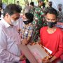 Menko Airlangga Hartarto memberikan bantuan program pemerintah secara langsung untuk pedagang warung dan PKL untuk Pemulihan Ekonomi Nasional