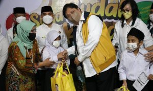 Menko Airlangga Hartarto memberikan hadian kepada anak yang mau disuntik vaksin
