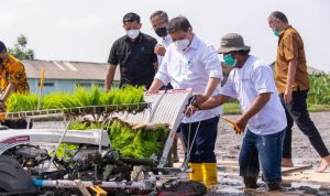 Menko Airlangga Hartarto menyerahkan bantuan tarktor untuk kelompok tani agar lebih produktif