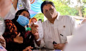 Menko Airlangga Hartarto tengah melakukan konjungan kerja pada pelaksanaan operasi pasar