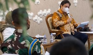 Menko Airlangga Hartarto tengah memberikan arahan kepada anggota TNI yang telah berperan besar dalam penanganan Covid-19