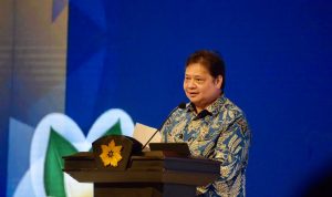 Menteri Koordinator Airlangga Hartarto memberikan ketika acara Rapim Kadin