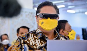 Menteri Koordinator Airlangga Hartarto memberikan ketika meninjau pembangunan PIDI 4.0