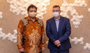 Menteri Koordinator Bidang Perekonomian Airlangga Hartarto bersama Wakil Meneteri Luar Negeri Republik Ceko Y.M Martin Tlapa