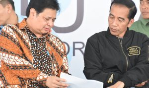 Menteri Koordinator Bidang Perekonomian Airlangga Hartarto bersama Preiden Joko Widodo ketika melaporkan program pemulihan ekonomi
