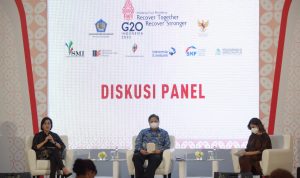Menteri Koordinator Bidang Perekonomian Airlangga Hartarto bersama menteri keuangan ketika hadir dalam acara Diskusi Panel 2