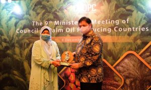 Menteri Koordinator Bidang Perekonomian Airlangga Hartarto dan Menteri Industri Perkebunan dan Komoditas Malaysia Datuk Zuraida Kamaruddin.