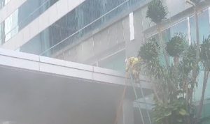 Petugas pemedam DKI tengah berusaha mencari sumber titik api di gedung Cyber Kuningan Barat