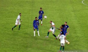 Liga 1 Indonesia: PSS Sleman Tunddukan PSIS Semarang 2-1 Pemain striker PSS Sleman Nemanja Kojic (kostum putih putih) saat menerima bola dan dijaga empat pemain PSIS (kostum biru biru) dalam pertandingan lanjutan BRI Liga 1 Indonesia musim 2021/2022 di Stadion Manahan Solo Jateng, Jumat 93/12/2021). ANTARA/Bambang Dwi Marwoto.