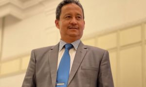 Pengamat kebijakan publik dan pemerintahan Dr. Drs Cecep Suhardiman, SH, MH dari Universitas 17 Agustus 1945 Jakarta memberikan tanggan stetmen Bupati Garut Rudy Gunawan.