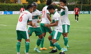 Pesepak bola Timnas Indonesia Asnawi Mangkualam (kedua kanan) melakukan selebrasi bersama rekan-rekannya usai membobol gawang Timnas Laos di dalam babak pertama pertandingan grup B Piala AFF 2020 di Stadion Bishan, Singapura, Minggu (12/12/21). Pada laga selanjutnya, gelandag Vietnam menjadi ancaman Garuda. ANTARA FOTO/Humas PSSI/app/hp.