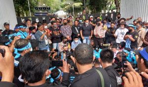 Aksi unjuk rasa yang dilakukan ormas gabungan di depan Gedung DPRD Kabupaten Sukabumi, Jabar menuntut revisi Perda Kabupaten Sukabumi tentang CSR beberapa waktu lalu. Akibat aksi tersebut menimbulkan kerumunan dan melanggar aturan protokol kesehatan, sejumlah perwakilan Palabuhanratu pada Senin, (20/12) melaporkannya kepada Polres Sukabumi.