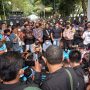 Aksi unjuk rasa yang dilakukan ormas gabungan di depan Gedung DPRD Kabupaten Sukabumi, Jabar menuntut revisi Perda Kabupaten Sukabumi tentang CSR beberapa waktu lalu. Akibat aksi tersebut menimbulkan kerumunan dan melanggar aturan protokol kesehatan, sejumlah perwakilan Palabuhanratu pada Senin, (20/12) melaporkannya kepada Polres Sukabumi.