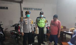 Kapolsek Nagrak AKP Deden Sulaeman bersama personelnya menggerebek rumah di Kampung Depok, Desa Cisarua, Kecamatan Nagrak, Kabupaten Sukabumi, Jabar yang dijadikan tempat pembuatan minuman keras oplosan jenis tuak. ANTARA/HO-Polsek Nagrak