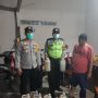 Kapolsek Nagrak AKP Deden Sulaeman bersama personelnya menggerebek rumah di Kampung Depok, Desa Cisarua, Kecamatan Nagrak, Kabupaten Sukabumi, Jabar yang dijadikan tempat pembuatan minuman keras oplosan jenis tuak. ANTARA/HO-Polsek Nagrak